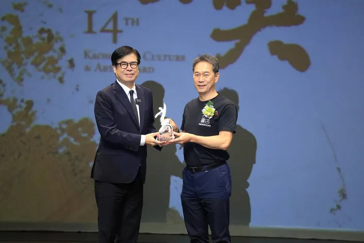 三餘文化是高雄文藝獎首個以獨立書店身分獲獎的團體，創辦人童維辰領獎。翻攝畫面