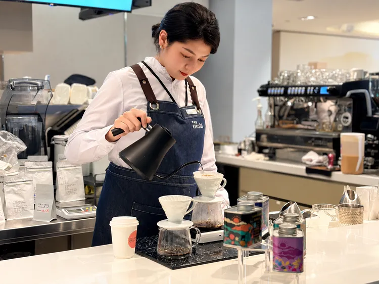 子葉咖啡咖啡師具備 SCA CSP Brewing 咖啡萃取（金杯理論）基礎級及中級國際咖啡證照，透過專業手沖技術，細緻呈現臺灣精品咖啡的風味層次。子葉咖啡提供