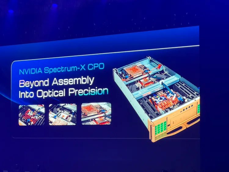 鴻海為輝達（NVIDIA）製造、專為AI伺服器Scale-out擴充設計的Spectrum-X CPO交換機。呂承哲攝