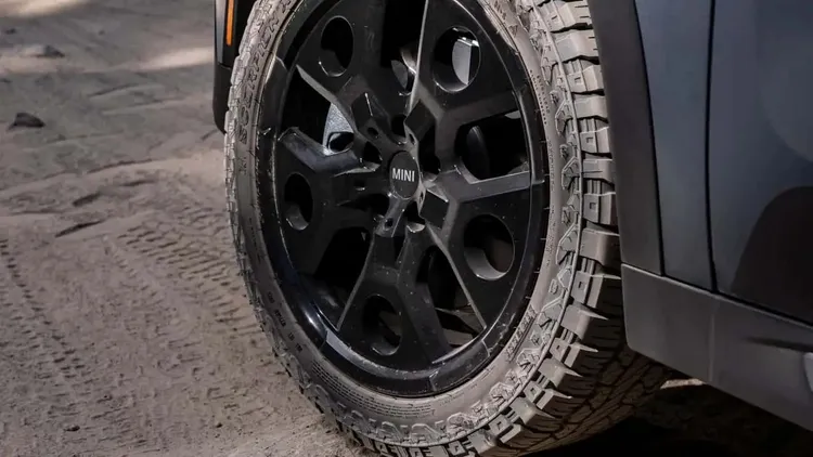 Countryman Untamed Edition採15mm懸吊升高，搭配19吋鋁圈及Pirelli Scorpion All Terrain Plus全地形胎，依市場不同最大可增加19mm離地高度。原廠照片