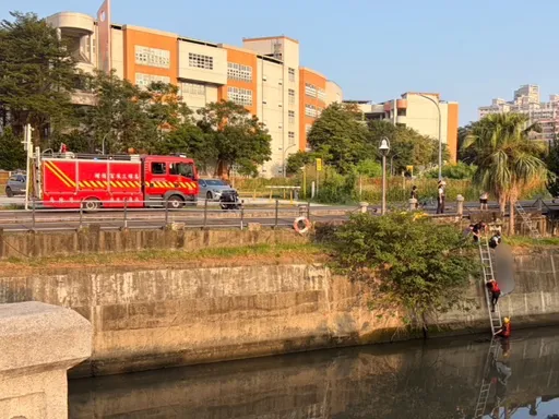 高雄愛河有男子漂浮水面　警消救起已明顯死亡