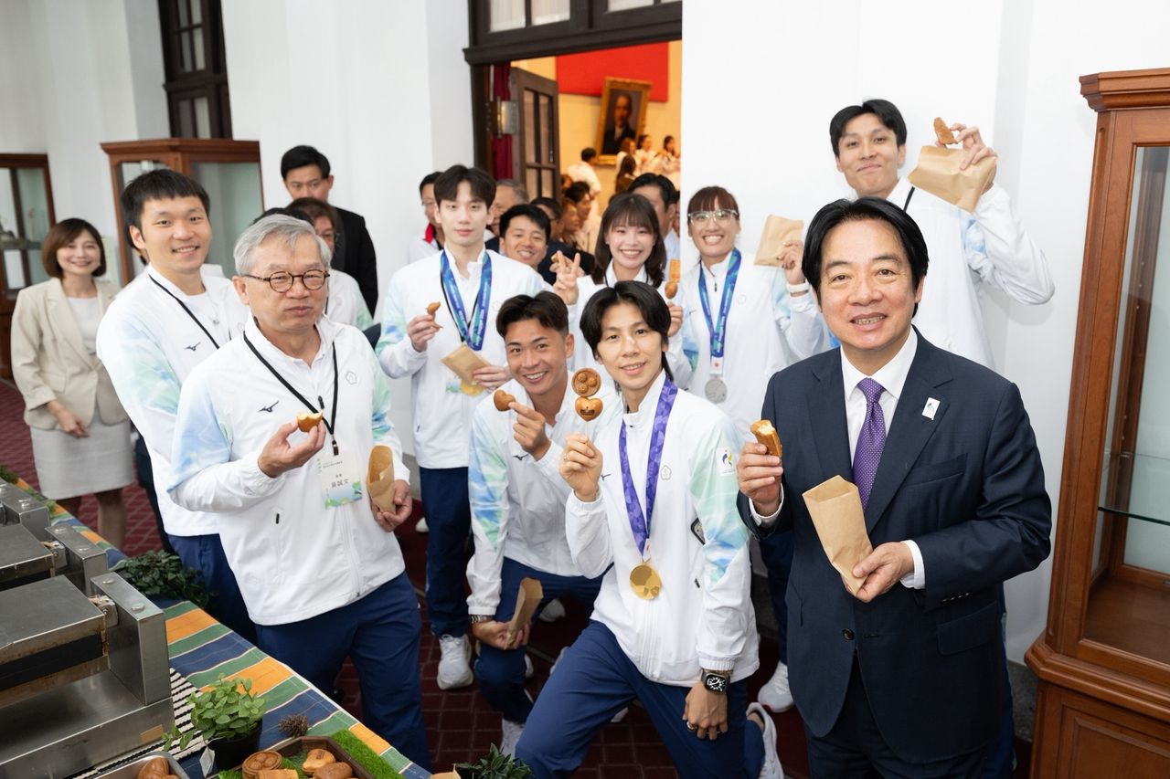 亞運英雄進總統府!賴清德請吃雞蛋糕、高蛋白珍奶