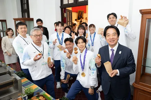 亞運英雄進總統府！賴清德請吃雞蛋糕、高蛋白珍奶