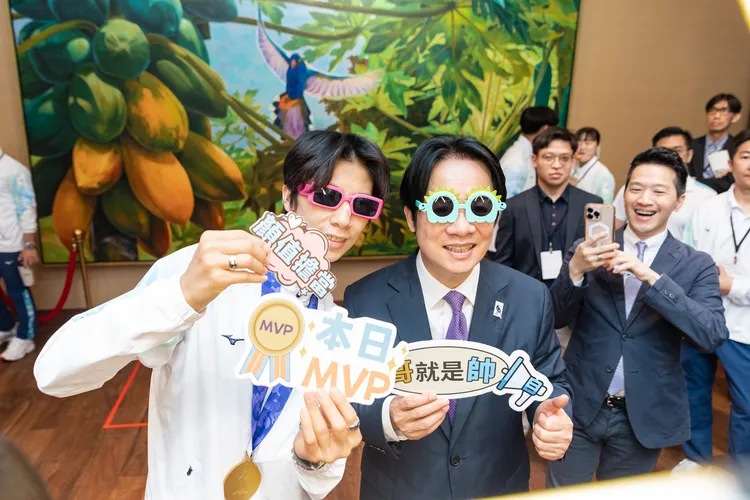 總統也與林郁婷一同體驗拍貼機。總統府提供