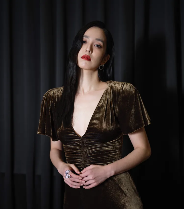 畫上大紅唇的陳庭妮變身古典公主。翻攝陳庭妮IG