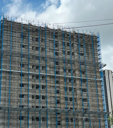 施工架需要確實檢查，如有鬆脫要儘早進行加固，並卸除帆布或廣告物等。勞工局提供