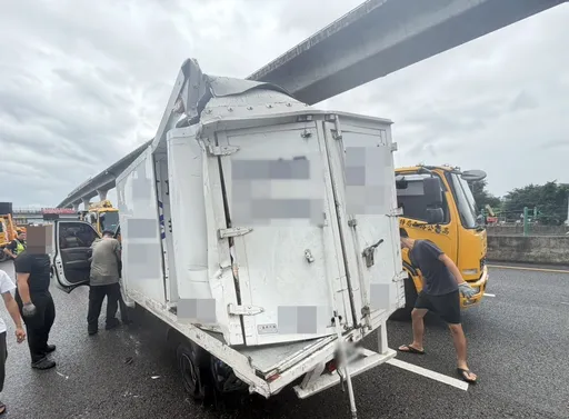 遭違規行駛路肩車輛追撞！小貨車擦撞2車側翻　駕駛繫安全帶驚險保命