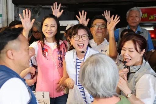 蔣萬安夫人石舫亘掃街高人氣！學者揭3大助力：強化決戰底氣