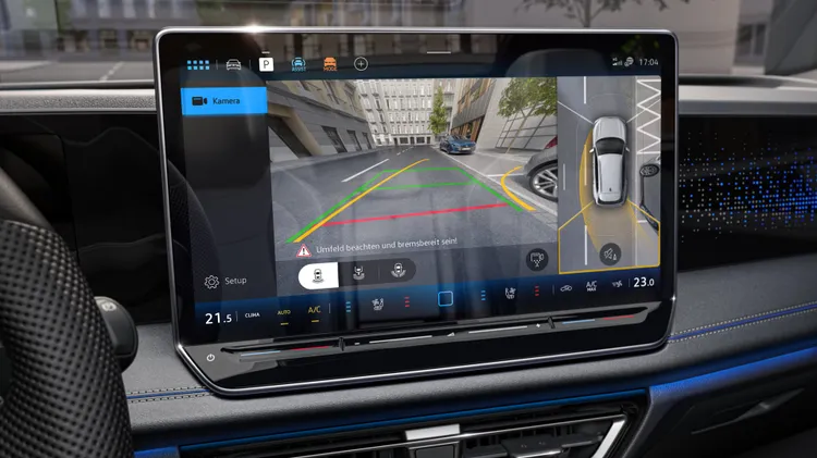 車室配置10.25吋數位儀表及12.9吋中央觸控螢幕，並支援無線Apple CarPlay與中文語音智慧助理。業者提供