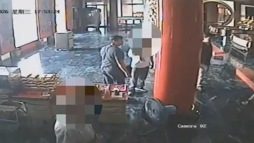 廟公在公廁撿到45萬元現金報警！17歲青少年馬上認領　警察一查發現貓逆