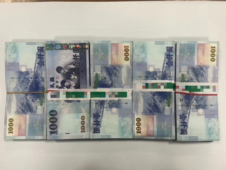 廟公在公廁撿到45萬元現金。翻攝畫面