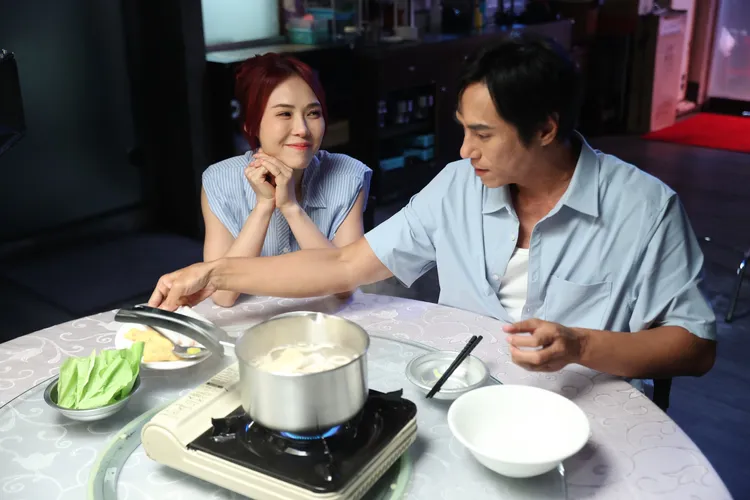 吳申梅與莊凱勛在MV中大啖火鍋。喜上梅梢娛樂提供