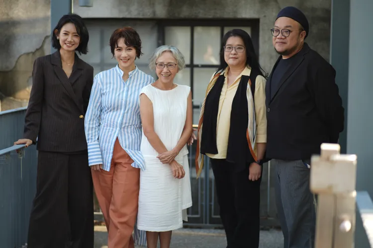 《小包袱》入圍金鐘5項大獎，左起吳奕蓉、徐麗雯、陸弈靜、編劇、製作人葉天倫。彭欣偉攝