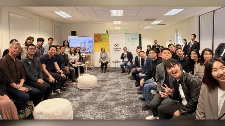 前總統蔡英文8日訪問矽谷Startup Island TAIWAN新創基地，與年輕創業家輕鬆交談。 中央社