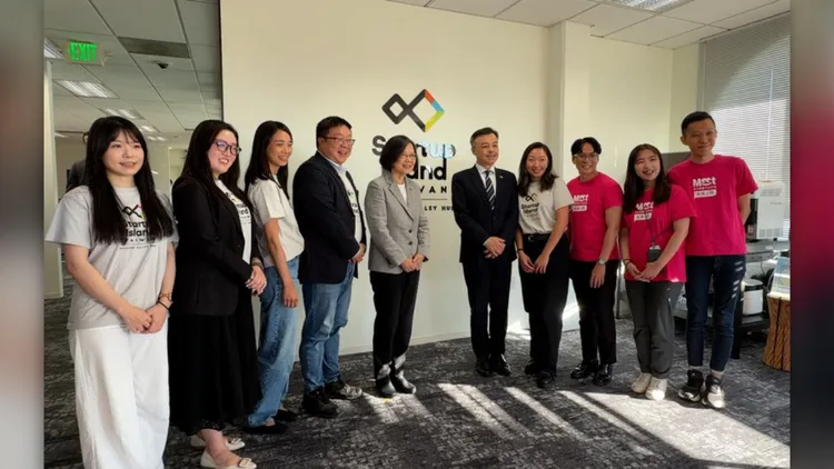 前總統蔡英文8日造訪Startup Island TAIWAN矽谷新創基地，與基地人員合影留念。 中央社