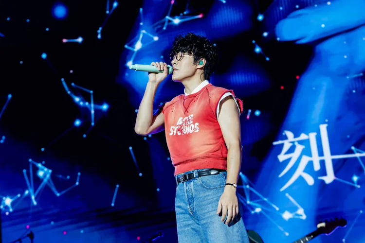 盧廣仲為首場演出揭開序幕，吸引萬人朝聖追星。澎湖國家風景區管理處提供