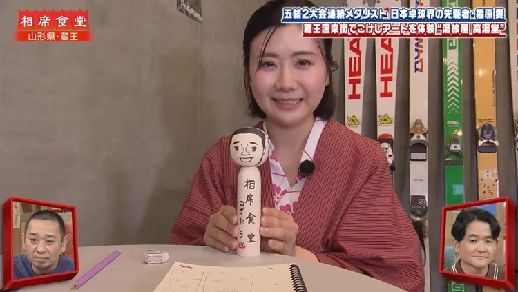 福原愛體驗彩繪木芥子。翻攝X