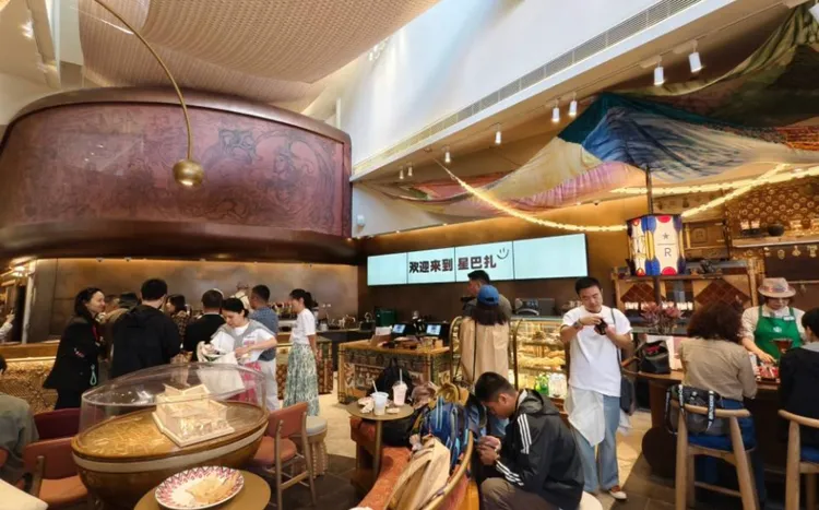 中國新疆烏魯木齊星巴克門市內部。翻攝微博/烏魯木齊星巴克