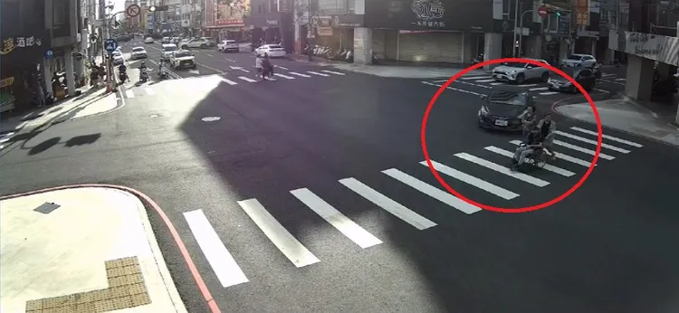 肇事自小客車未開到道路中心即「切西瓜」左轉，撞飛3名行人。民眾提供