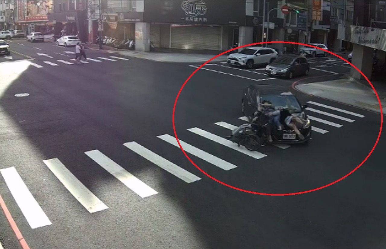 畫面曝光!台中轎車左轉「切西瓜」 撞飛輪椅男共3名行人