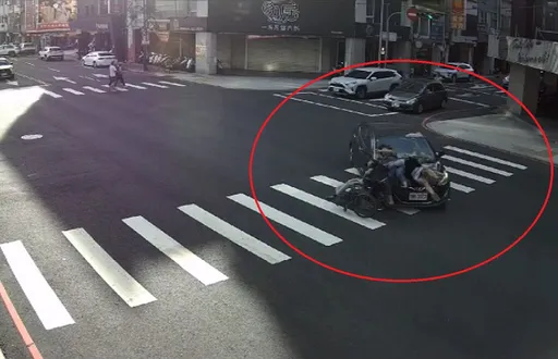 畫面曝光！台中轎車左轉「切西瓜」　撞飛輪椅男共3名行人