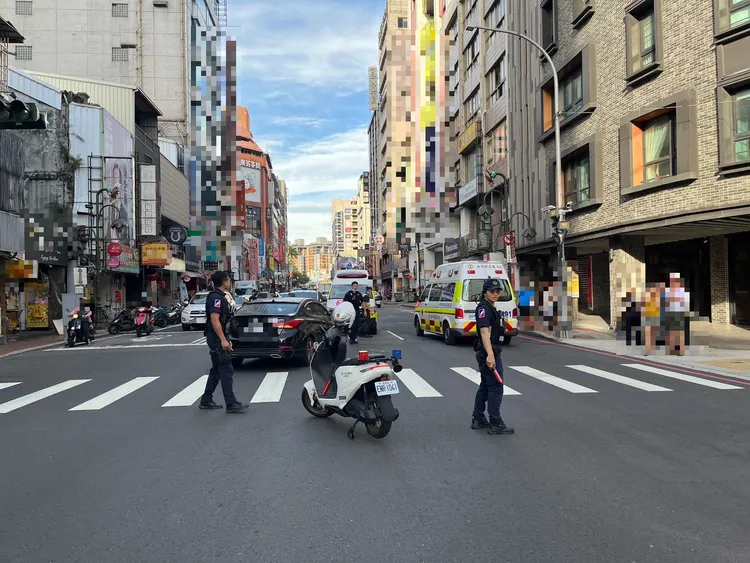 事故發生在台中市中區自由路與成功路口。民眾提供