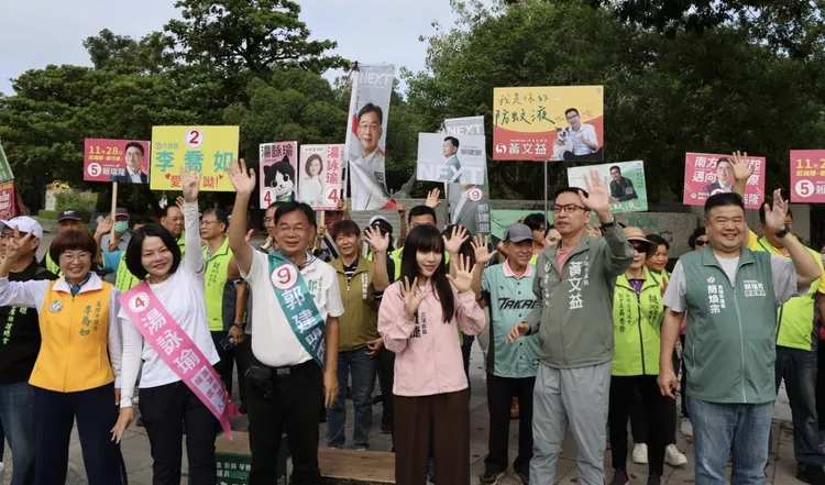 立委黃捷與選區議員候選人，展開聯合拜票行動。翻攝畫面