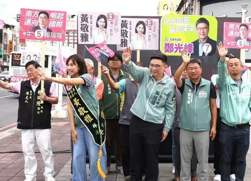 攜手高雄隊八大交通路口拜票！倒數30天力拚市長當選　議會過半
