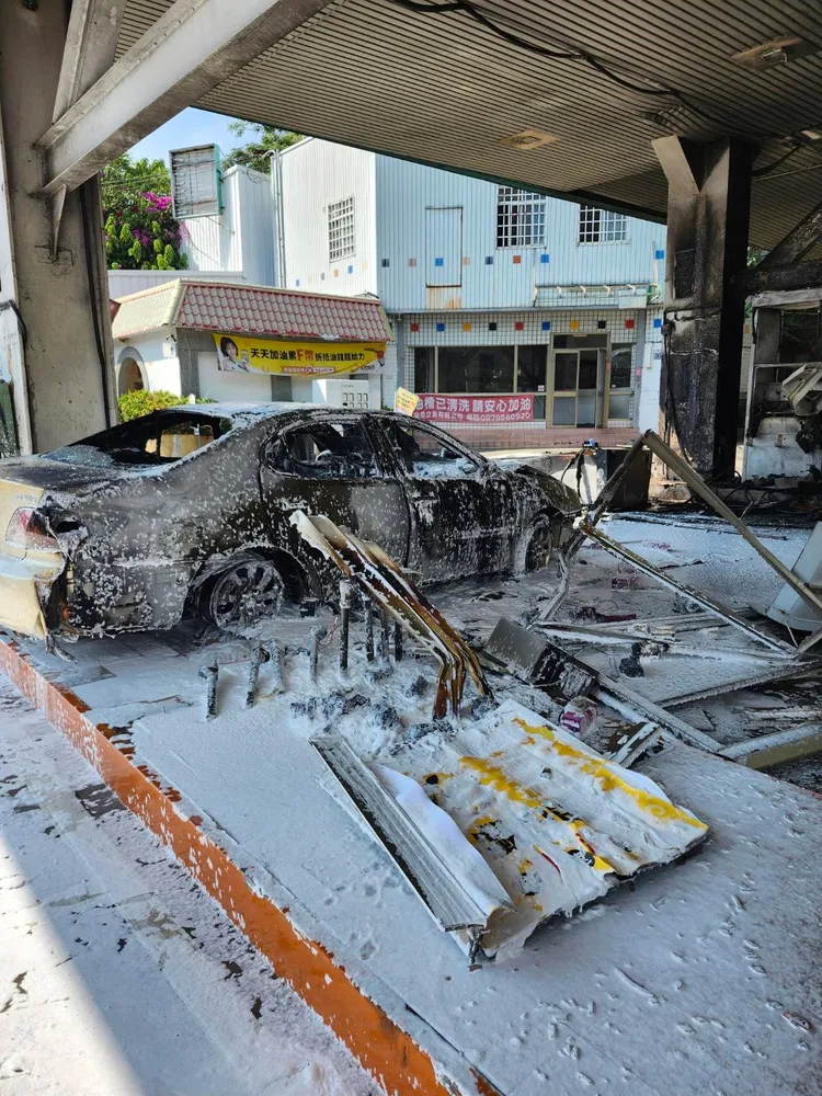 現場造成2座加油島損毀、4具加油機受損及1輛自小客車燒燬。民眾提供