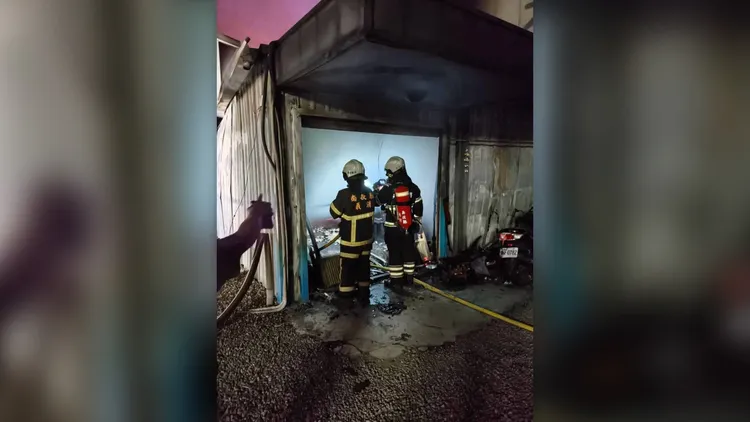 警消到場撲滅火勢，王男與父親被燒傷，母親逃生不及喪命。民眾提供