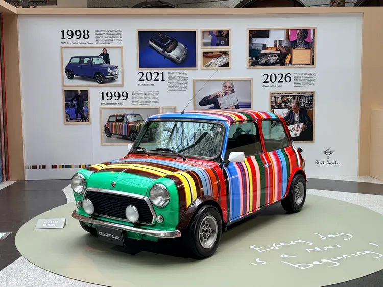 MINI與英國時裝設計師Paul Smith的合作始於1998年，這次是雙方第五度攜手，將經典彩色條紋、專屬塗裝及設計師個人元素導入新世代MINI Cooper量產車系。林浩昇攝