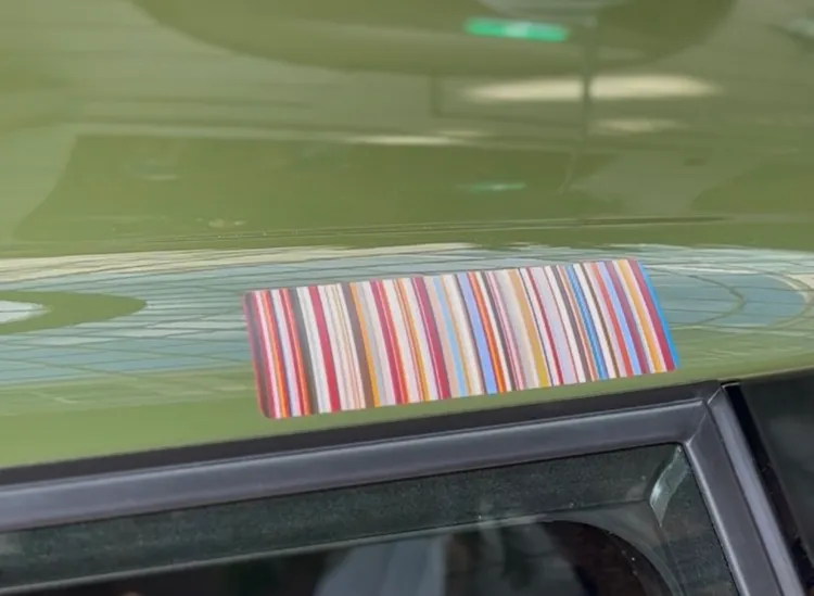Paul Smith最具代表性的彩色條紋也融入車頂設計，提供Nottingham Green綠色車頂搭配局部直條紋，或滿版直條紋黑色車頂，敞篷車型則另有英國旗樣式頂篷可選。林浩昇攝