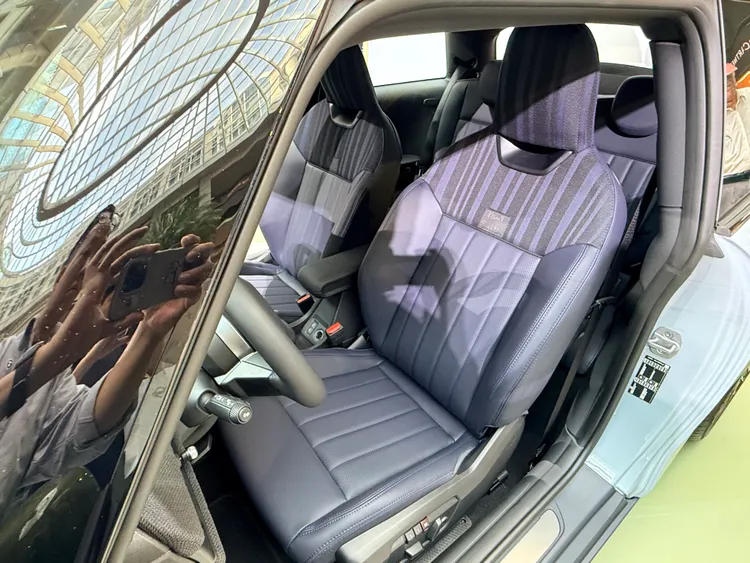 車內搭載具專屬條紋與Paul Smith徽飾的John Cooper Works雙前座跑車座椅，並提供電動調整及駕駛座記憶功能。林浩昇攝