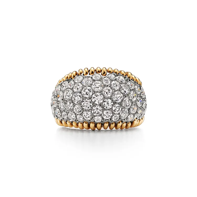 Tiffany & Co. Schlumberger Stitches 鉑金與黃K金鑲鑽戒指。品牌提供