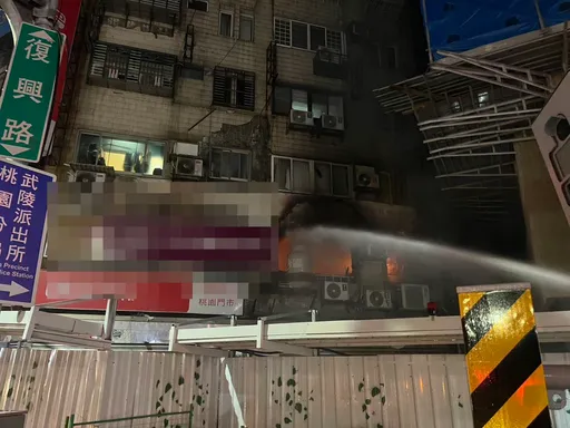 桃園深夜住宅火警！2樓竄火煙　6住戶嗆傷送醫
