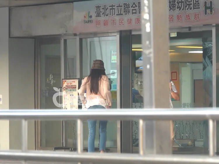 林志玲走進醫院探病。特勤中心攝