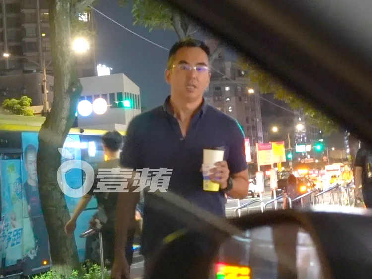 林志鴻拿飲料及公事包，獨自一人離去。特勤中心攝