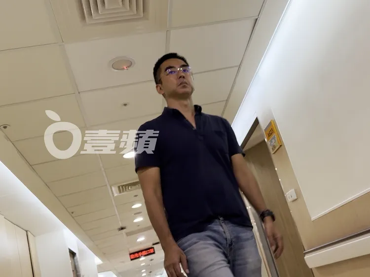 林志鴻走回病房照顧母親。特勤中心攝