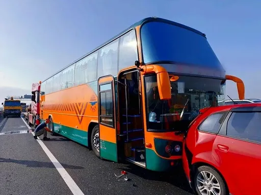 國3彰化段校車與3車追撞　2人輕傷！一度回堵4公里