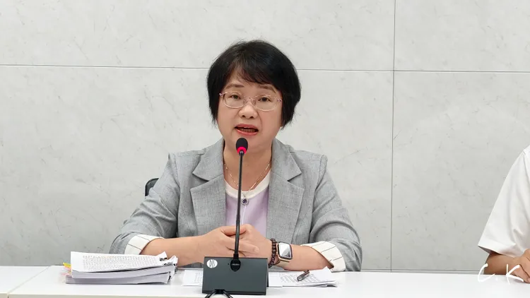 澎湖驚爆兩名張姓男子疑冒領發票引發外界關切，財政部今天下午3時緊急由賦稅署長樓美鐘親自召開記者會，以「為確保民眾兌領獎權益，對於領獎人須嚴謹把關」為主題，對外說明相關疑問。許麗珍攝