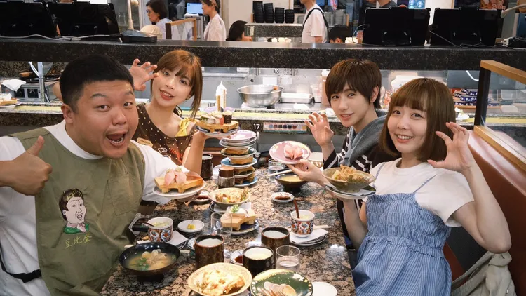 那個女生Kiki（右起）、魏嘉瑩、一隻阿圓和豆比登一起品嚐鳥取美食。相信音樂提供