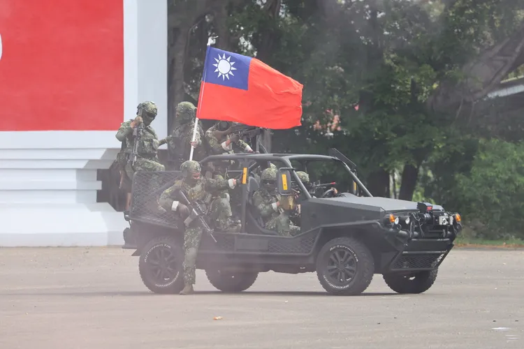 陸軍特戰官兵搭乘全地形車。記者李俊毅攝