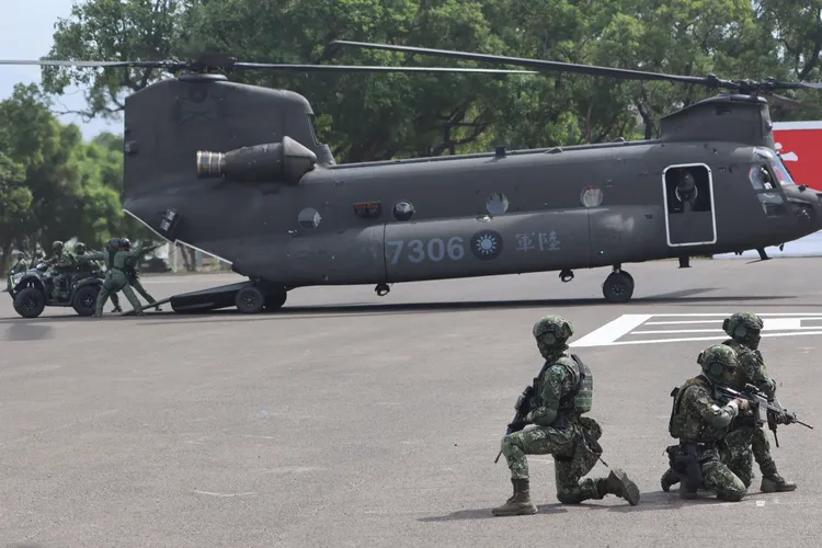 CH-47SD運輸直升機裝載全地形車至任務地點進行火力支援演練。記者李俊毅攝