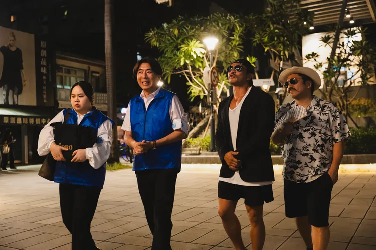 大文（左起）在《我要當總統》中飾演梁赫群的幕僚，與夢多跟北村豐晴的組合是競爭對手。萊智方體提供