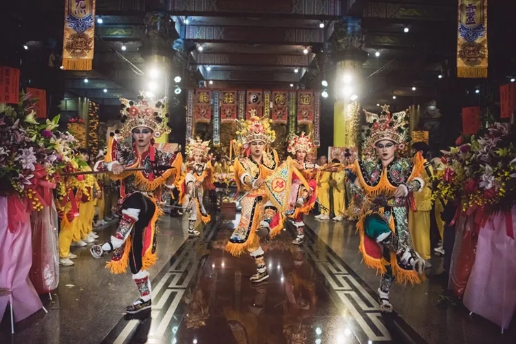 桃園護國宮擁有全台唯一的五營將軍真人版，於起駕前為太子開路。（圖／桃園護國宮提供）