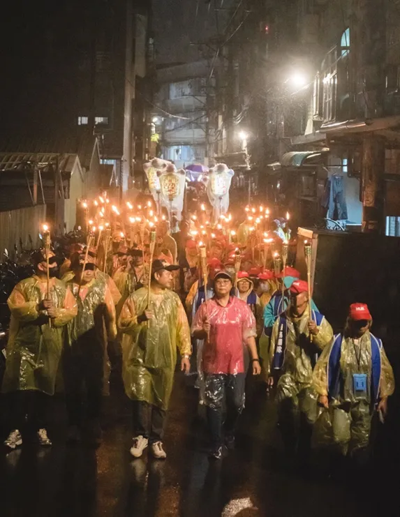 桃園護國宮太子爺的「神的步行者」穿上黃色輕便雨衣，在2025年風神颱風帶來的強風豪雨中穿梭夜巡！（圖／桃園護國宮提供）