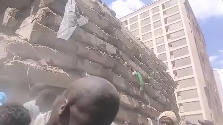 整棟大樓崩塌，樓地板層層堆疊。翻攝自X