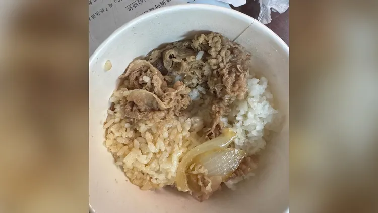 牛丼只有3片肉狀況曝光。翻攝自魏華萱臉書