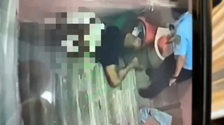 管理員用馬桶水潑倒地的收容人。