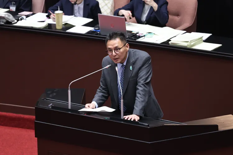 立法院院會審議「國防自主無人載具採購特別條例草案」 民眾黨立委洪毓祥。彭欣偉攝